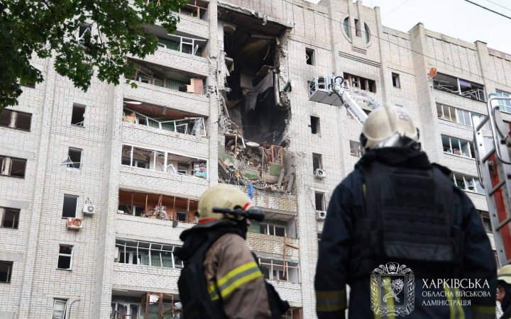 Ворожий дрон поцілив у багатоповерхівку у Харкові, є жертви (оновлено)