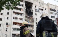 Ворожий дрон поцілив у багатоповерхівку у Харкові, є жертви (оновлено)