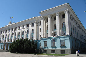 Злоумышленник бросил коктейль Молотова в двери крымского Кабмина