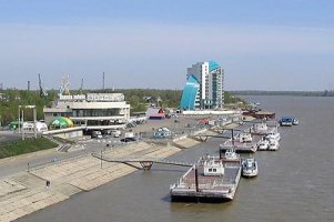 Азаров намерен развивать речные грузоперевозки 