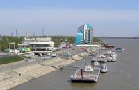 Азаров намерен развивать речные грузоперевозки 