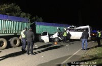 На Миколаївщині бус в’їхав під причеп КамАЗа, загинули чотири людини, семеро травмовані