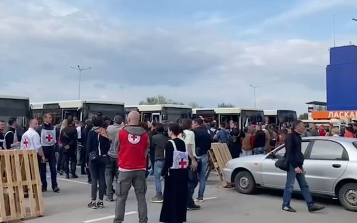 В Запорожье прибывают колонны с эвакуированными с "Азовстали"