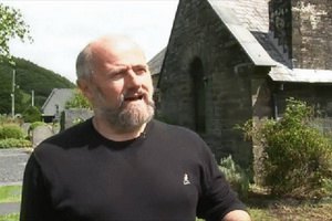 Англиканский священник публично сжег несколько страниц из Библии