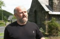 Англиканский священник публично сжег несколько страниц из Библии
