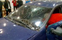 В Харькове водитель протаранил двери гипермаркета и прокатился по залу