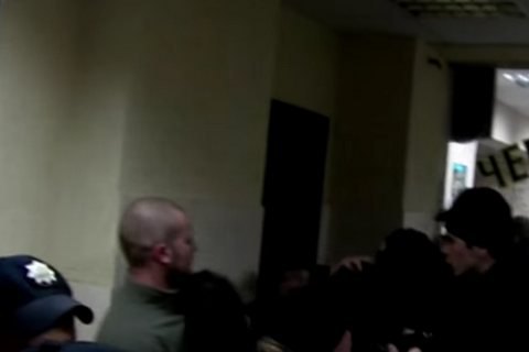 Группа поддержки задержанного штурмовала отделение полиции 
