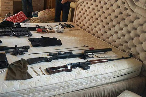 Спецназ затримав 8 іноземців зі зброєю і $36 тисячами в селі в Херсонській області