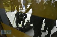 На Майдане Независимости продолжаются столкновения между ФЛПами-протестующими и полицией