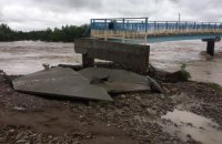 Возле Калуша снова смыло мост, который строили семь лет после прошлого наводнения