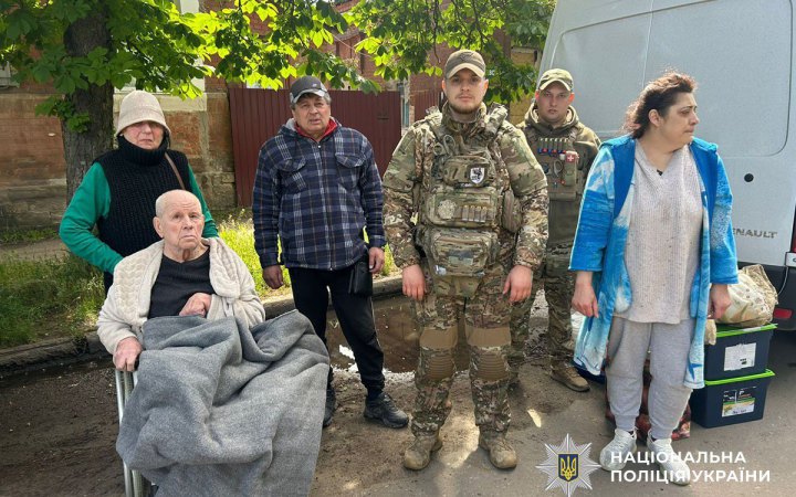 "Білі янголи" евакуювали ще шістьох людей з Донеччини