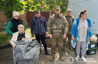 "Білі янголи" евакуювали ще шістьох людей з Донеччини