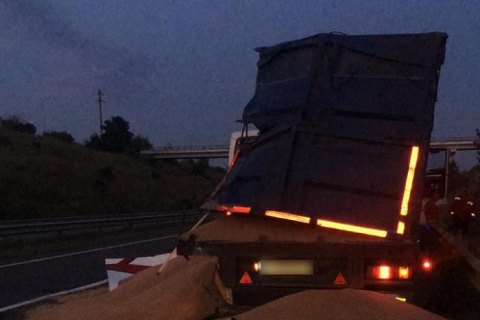 На трассе Киев - Одесса рейсовый автобус влетел в припаркованную фуру, есть погибший