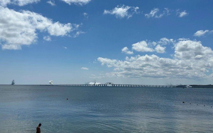 Окупанти перекрили рух Керченським мостом, повідомляють про вибухи (оновлено)