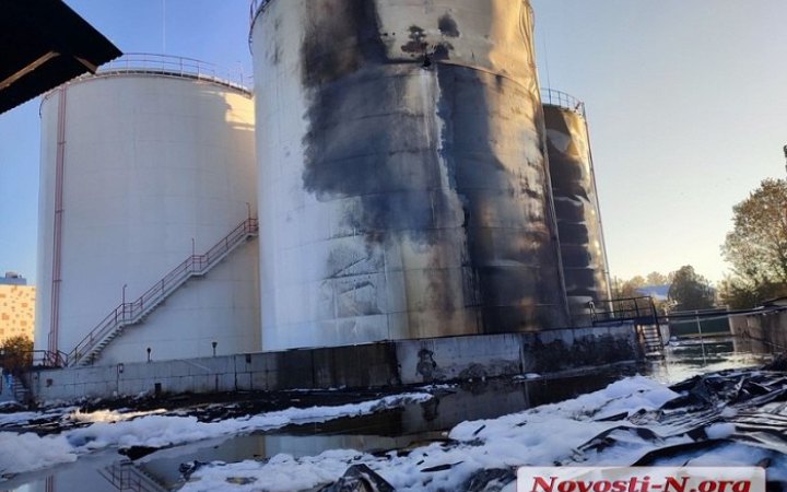 У Миколаєві російські дрони пошкодили цистерни з олією 