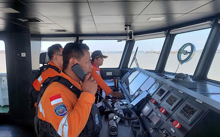 Унаслідок аварії індонезійського порома загинуло 6 людей, шукають 140