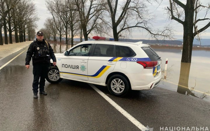 На Закарпатті через негоду перекрили дорогу державного значення