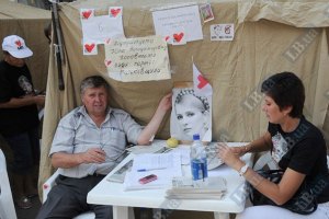 Милиция хочет снести палатки депутатов у суда