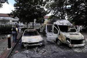 В Лондоне протестуют против убийства местного жителя: грабят и жгут магазины