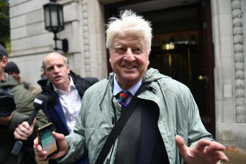 Отец премьер-министра Великобритании попросил гражданство Франции - СМИ