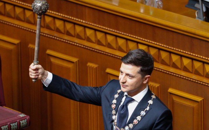 ​Більшість українців вважає, що під час війни критикувати владу треба "конструктивно", або не критикувати взагалі, - опитуваня