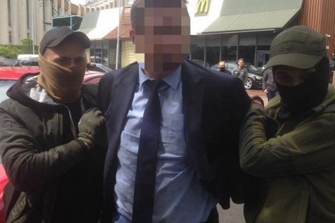 Чиновника Минобразования задержали при получении 300 тыс. гривен взятки (обновлено)