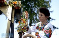 В Пирогово на Маковея по древним традициям плели букеты и ели мед
