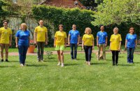 Співробітники посольства Британії сфотографувалися у новій формі збірної України 
