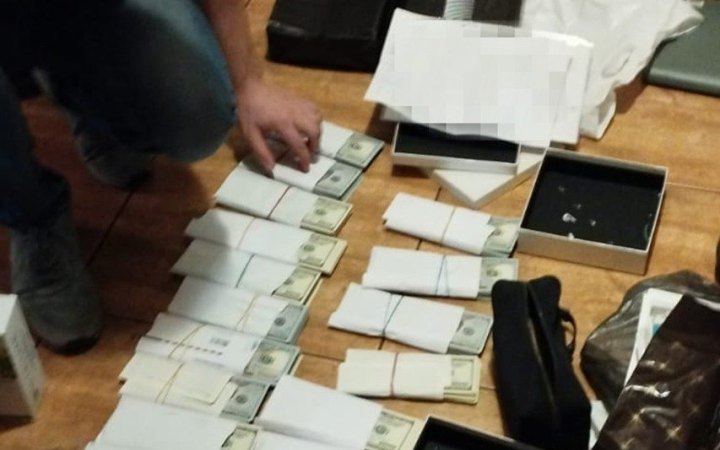 Топпосадовців Запорізької області підозрюють у привласненні гуманітарки. У працівників міськради виявили незареєстровану зброю