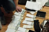 Топпосадовців Запорізької області підозрюють у привласненні гуманітарки. У працівників міськради виявили незареєстровану зброю