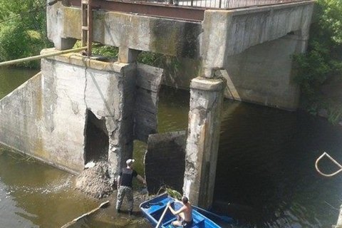 В Житомирской области в старый мост попал и разорвался снаряд