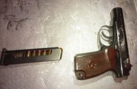 Полиция изъяла пистолет у мужчины возле палаточного городка под Радой