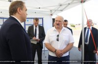 Лукашенко заборонив підприємствами скорочувати виробництво через санкції "мерзотників по той бік кордону"
