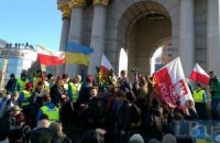 На Майдане начали собираться люди