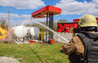 Росіяни знову атакують АЗС у Харкові, є поранені (доповнено)