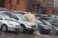 На Соломенке прорыв водопровода повредил автомобили