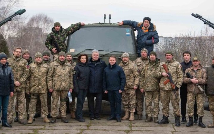 ​Порошенко у Рівному передав 5 вантажівок DAF із зенітними установками