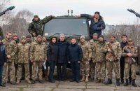 ​Порошенко у Рівному передав 5 вантажівок DAF із зенітними установками