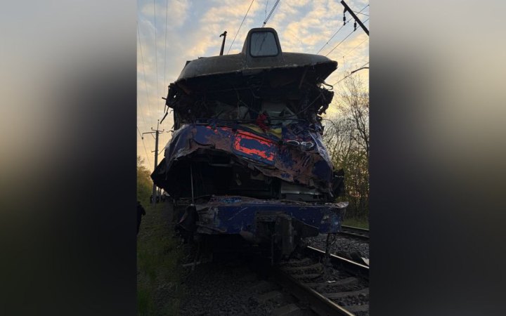 На Львівщині зіткнулись автокран та поїзд: загинув машиніст