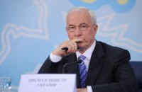 Азаров объяснил плохие дороги дешевым бензином
