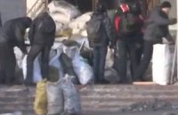 Евромайдановцы затеяли уборку в Украинском доме