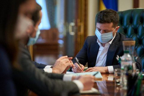 Зеленский приказал найти виновных в срыве доплат медикам