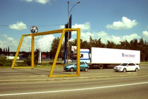 На въезде в Киев установят гигантские футбольные ворота