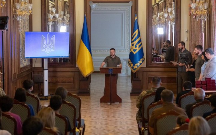Зеленський вручив державні нагороди працівникам медіа та членам родин загиблих журналістів