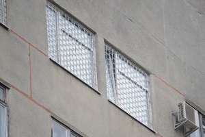 К больнице Тимошенко подъехали машина скорой помощи и автозак 