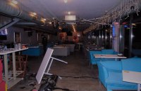 В Киеве посетители устроили драку в ресторане и протаранили его на авто 