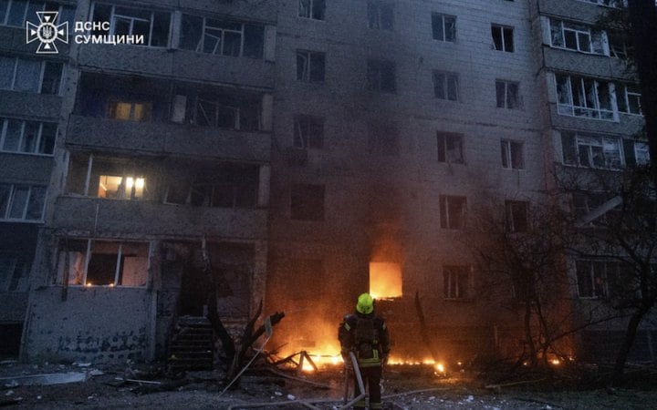 Росія атакувала в Сумах ТЦ і багатоповерхівку. Поранені шестеро людей