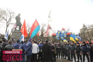 В Одессе одновременно жгли флаг ОУН-УПА и слушали кобзарей