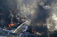 На Грушевського підпалили шини, активісти підтягуються до барикади (трансляція)