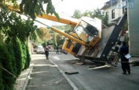В Киеве на Печерске кран упал на жилой дом